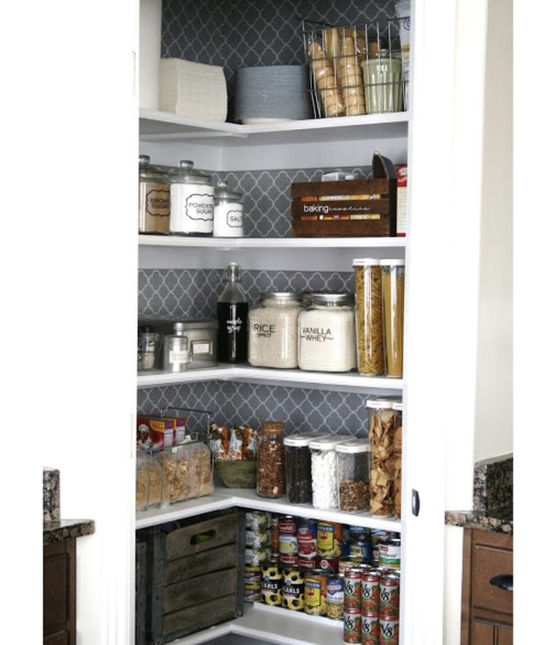 Кухонный гарнитур с кладовой