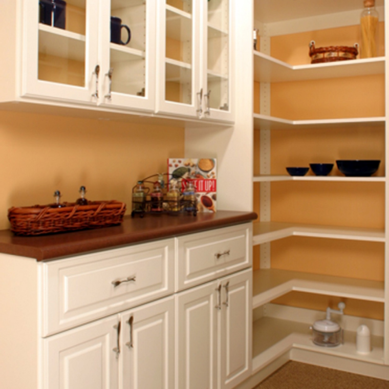 Угловая кухня с чуланом