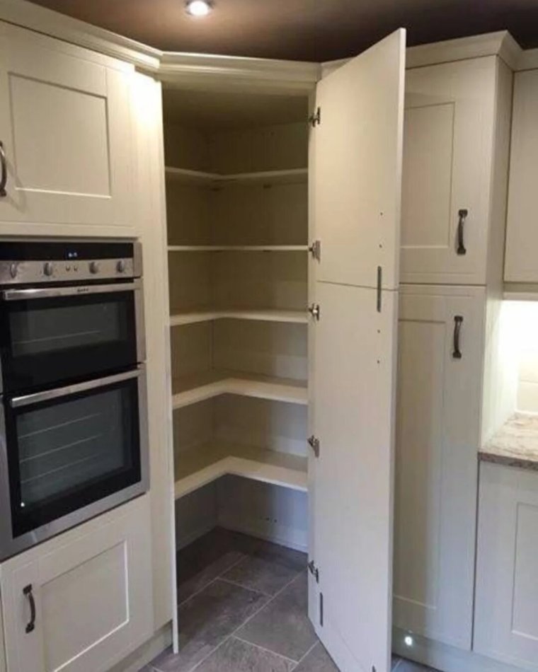 Маленькая угловая кладовка на кухне