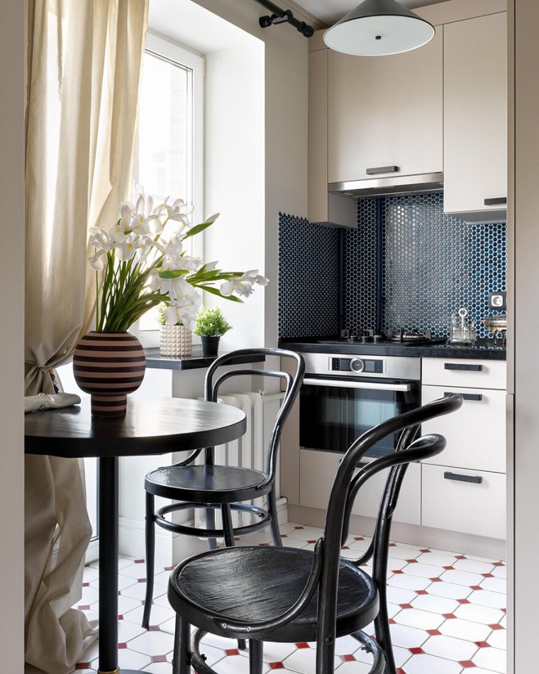 Обеденный стол на лоджии