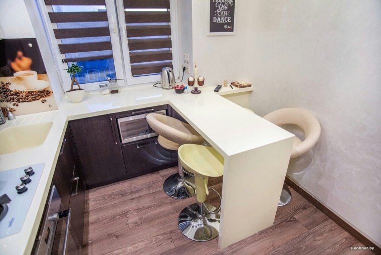 Подоконник-столешница на кухне на маленькой