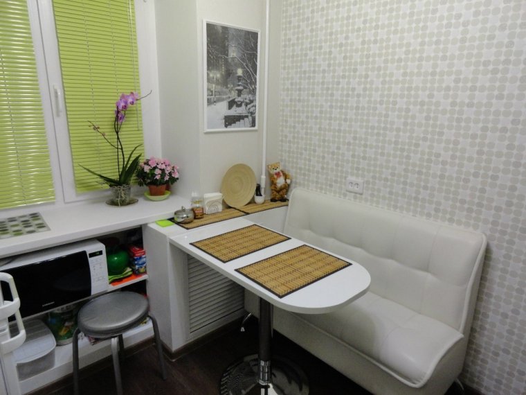 Круглый стол в кухне хрущевки