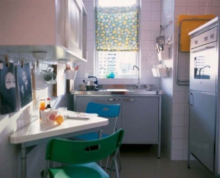 Малогабаритные кухни с окном