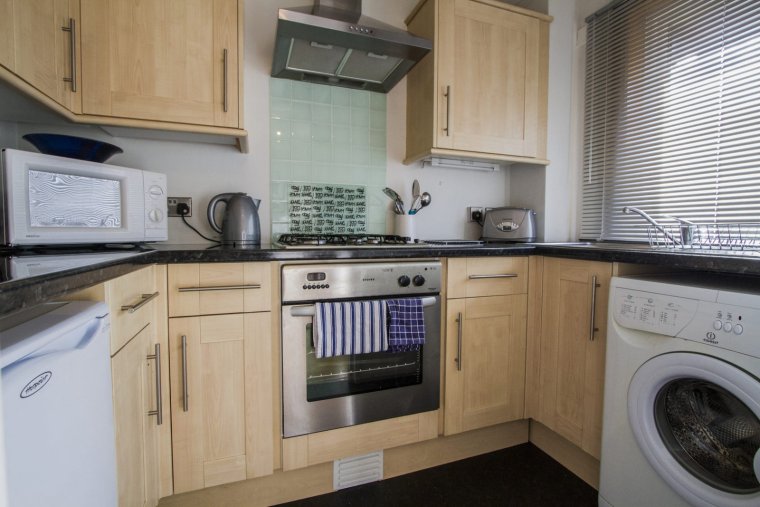 Стиральная машина на маленькой кухне