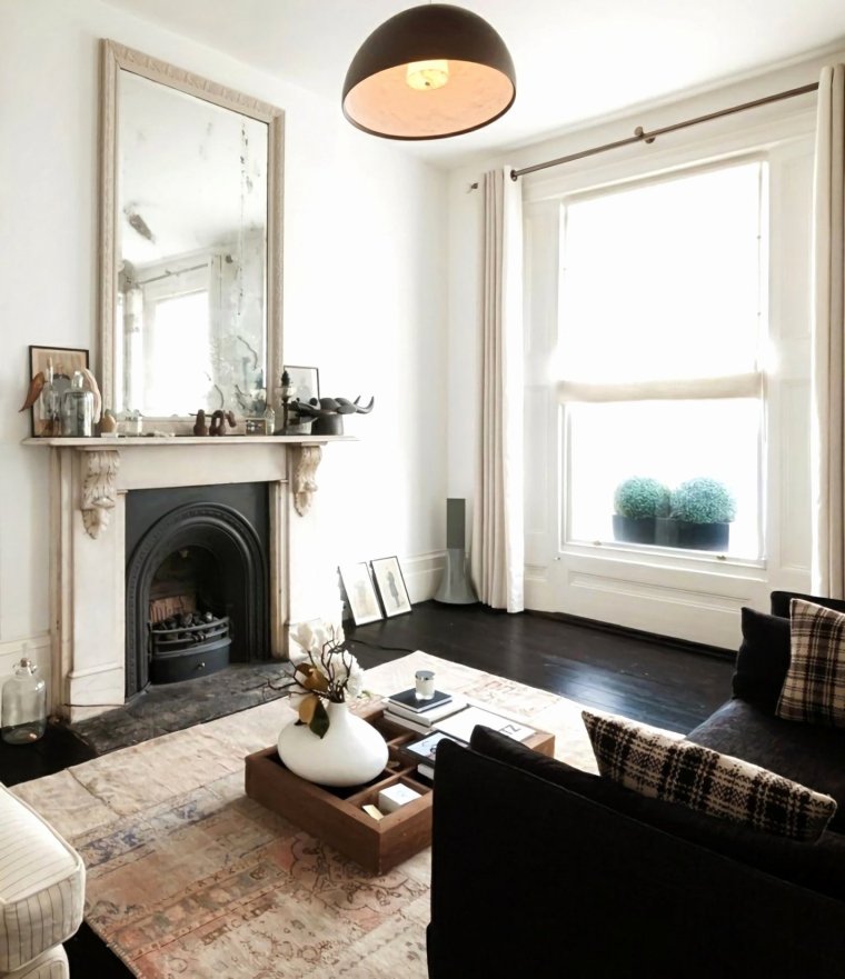 Маленькая гостиная с камином