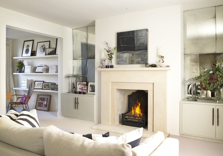 Интерьер с камином и белой мебелью