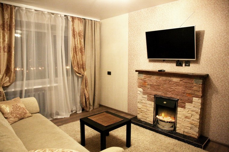 Маленькая гостиная с камином и телевизором