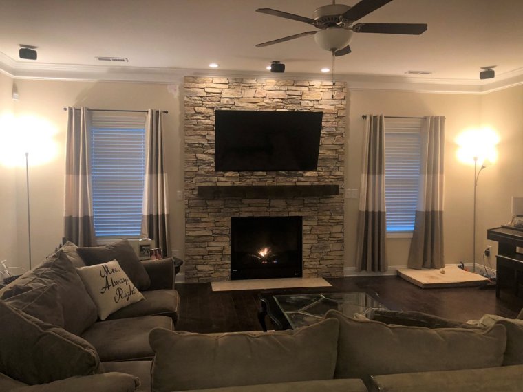 Камин в кухне гостиной классика