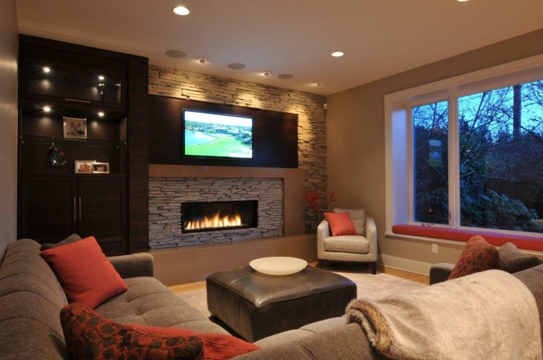 Зал с камином в хрущевке