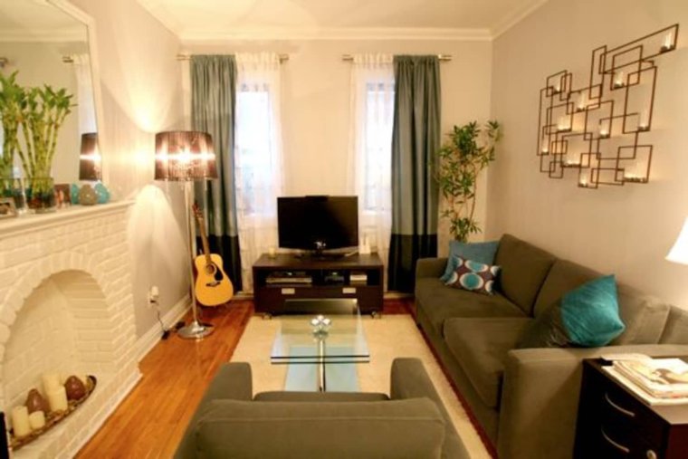 Интерьер зала с камином в квартире