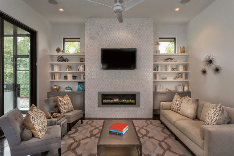 Прямоугольная комната с камином