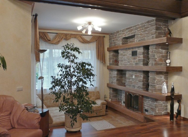 Интерьер зала с камином