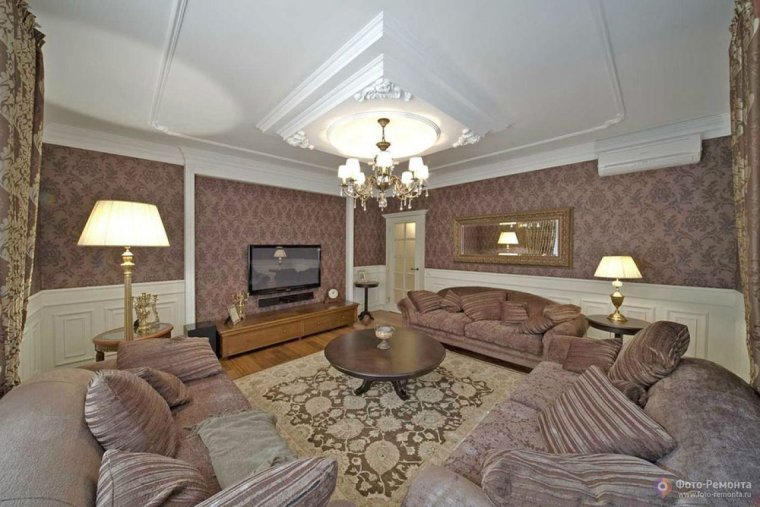 Зал в классическом стиле с темной мебелью