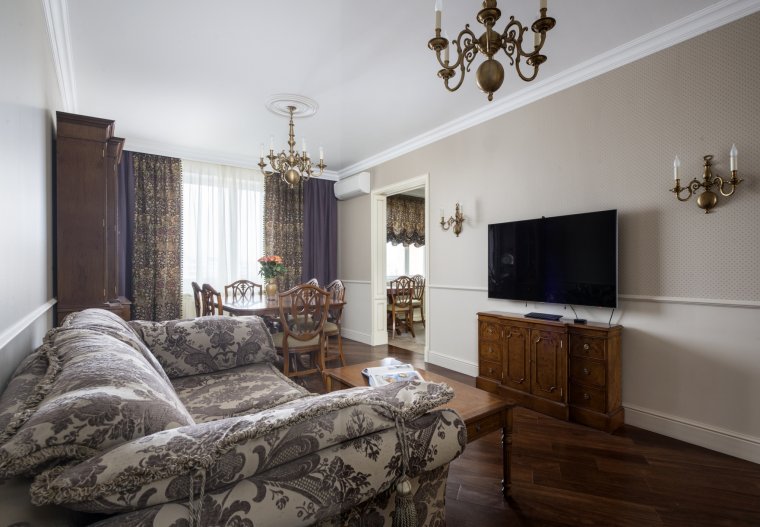 Гостиная в классическом стиле с темным полом