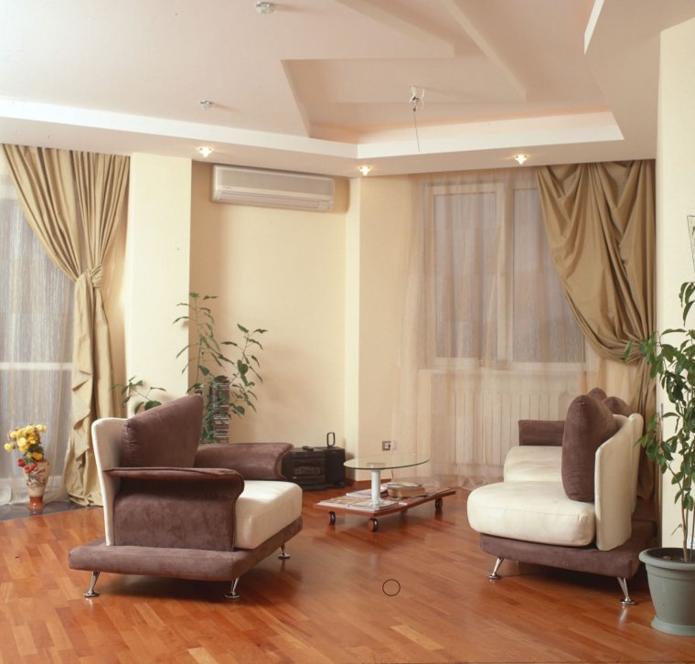 Шторы в гостиной с двумя окнами