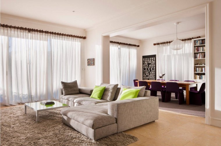 Гостиная с двумя окнами