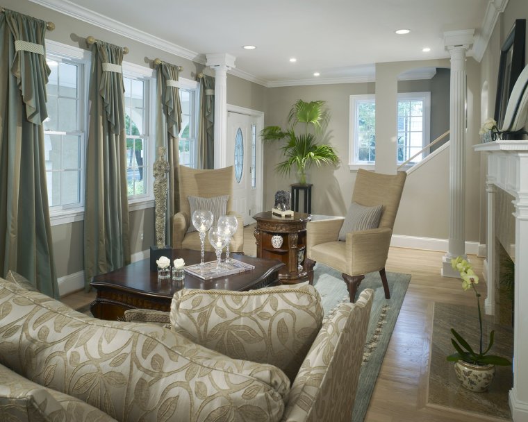 Интерьер гостиной с 3 окнами