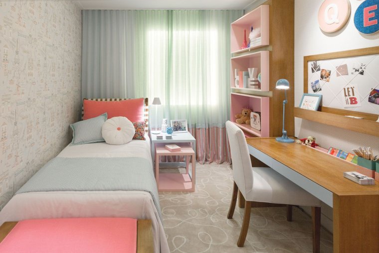 Узкая комната для подростка девочки