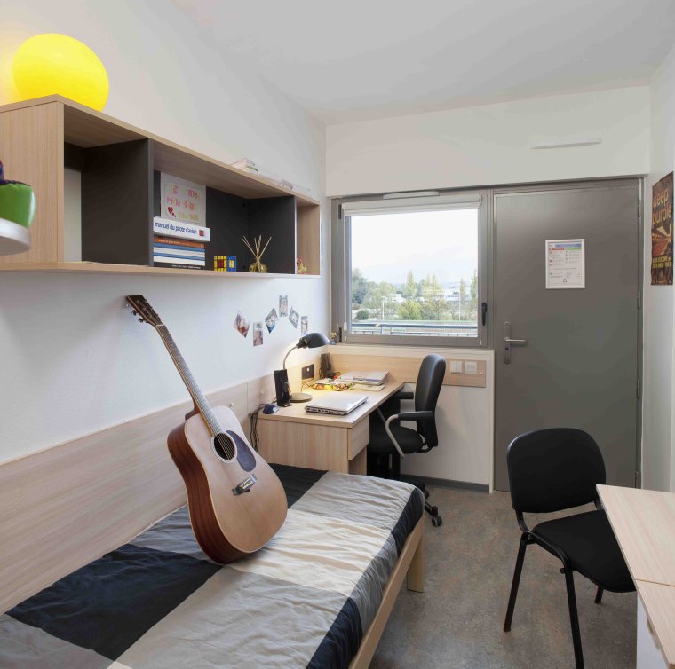 Интерьер комнаты в общежитии