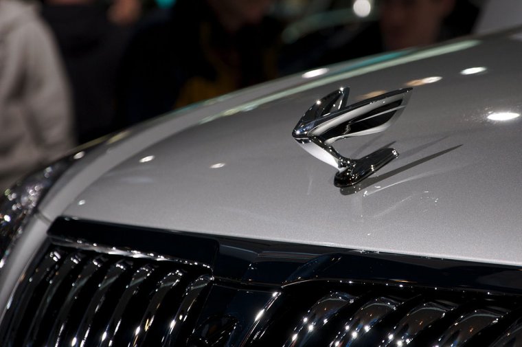 Капот на Hyundai Genesis