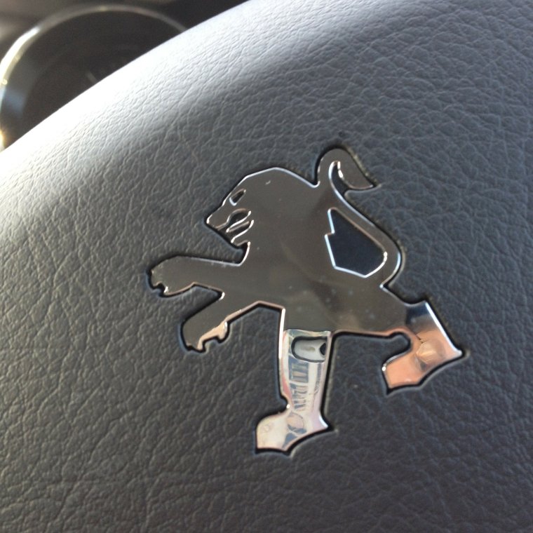 Peugeot значок