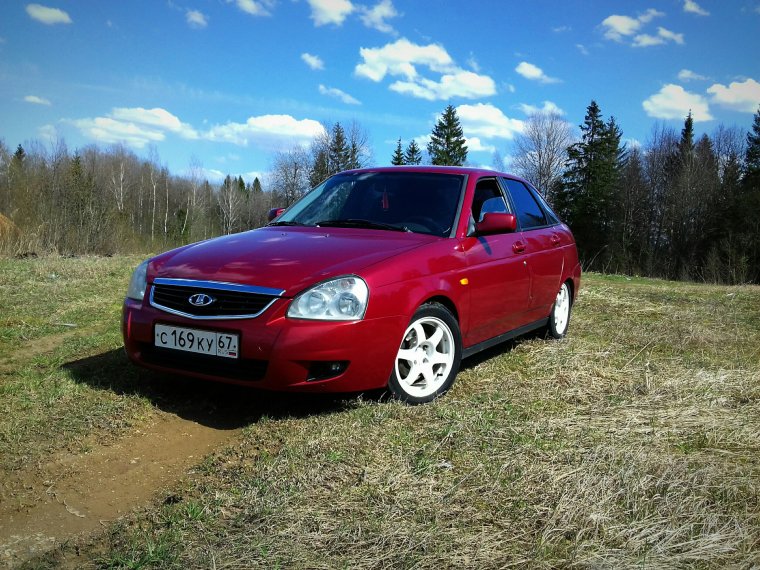 Лада Приора хэтчбек красная