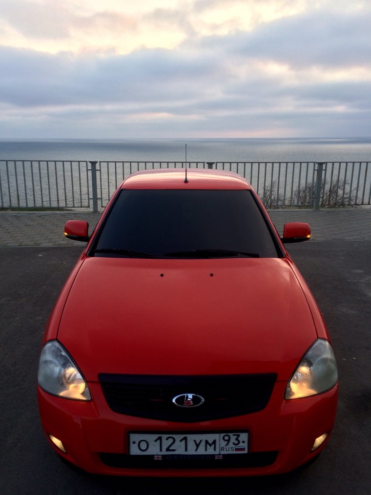 Лада Приора хэтчбек красная