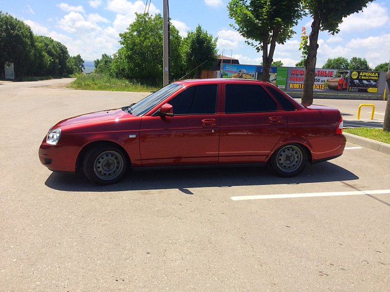 Лада Приора седан красная