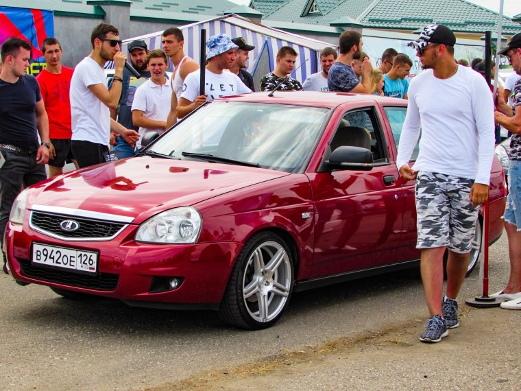 Лада Приора седан красная