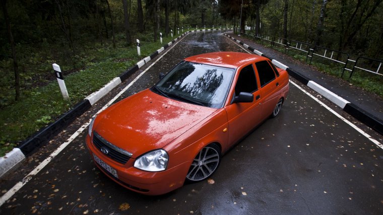 Оранжевая Приора хэтчбек