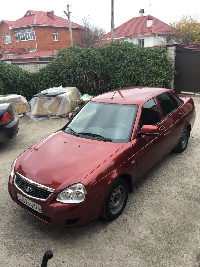 Лада Приора хэтчбек красная