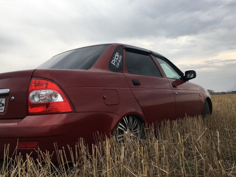 Лада Приора красного цвета