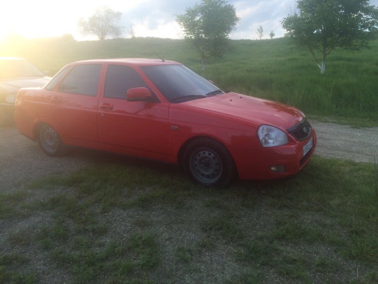 Красная Приора седан тонированная