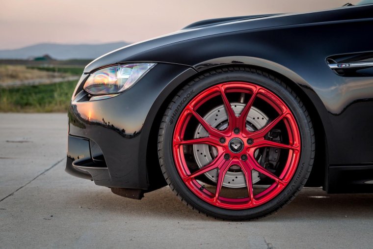 BMW m4 красные суппорта