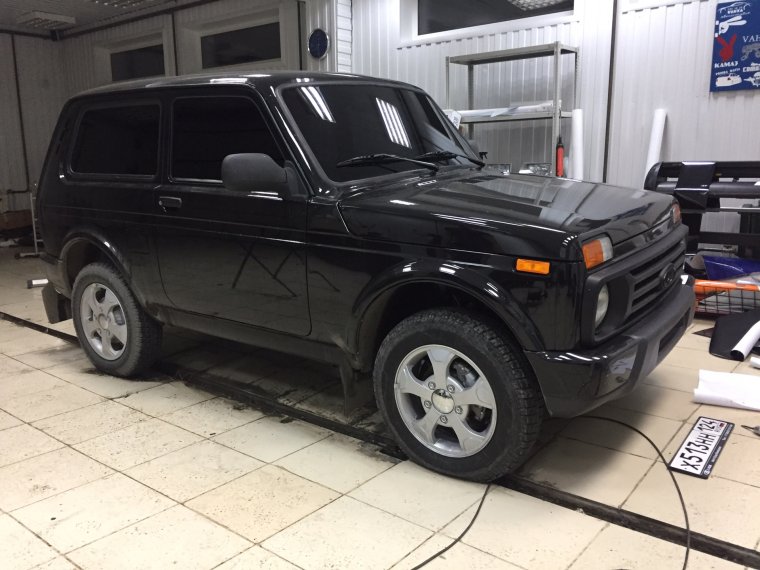 Нива Урбан черная тонированная