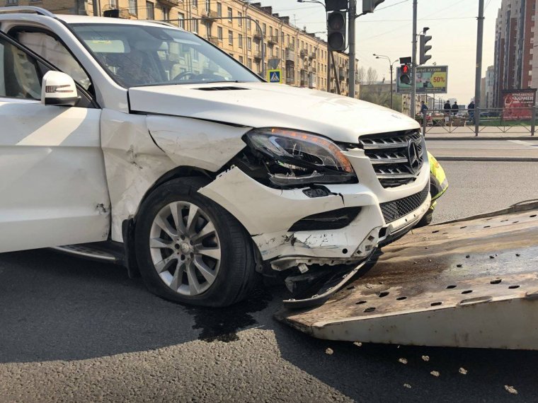 Разбитый Mercedes