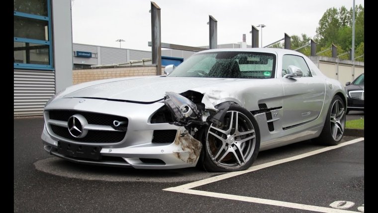 Разбитый Мерседес с 63