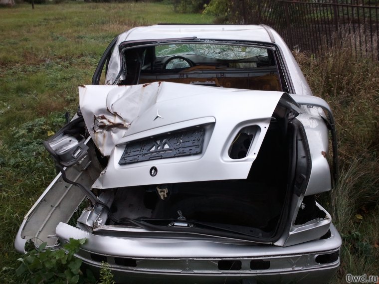 Скульптура разбитых автомобилей