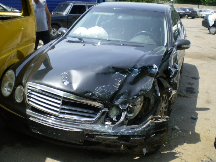 Разбитый Mercedes w205
