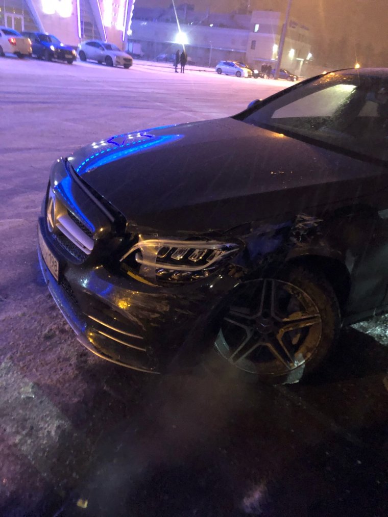 Разбитый Мерседес е63 АМГ ночью