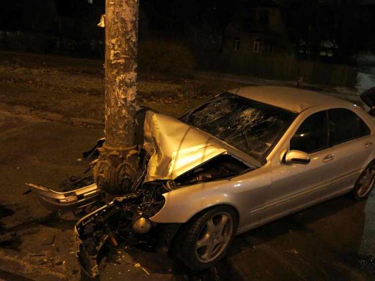 Разбитая машина Мерседес