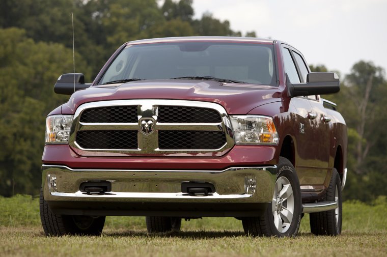 Dodge Ram 1500 спереди