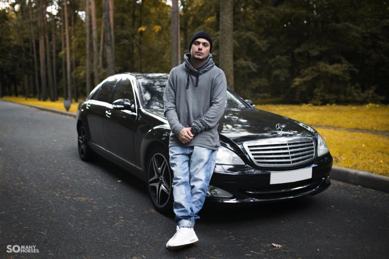 Кадиллак Эскалейд и человек