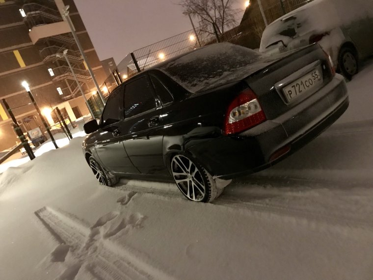 Желтые диски на черной машине