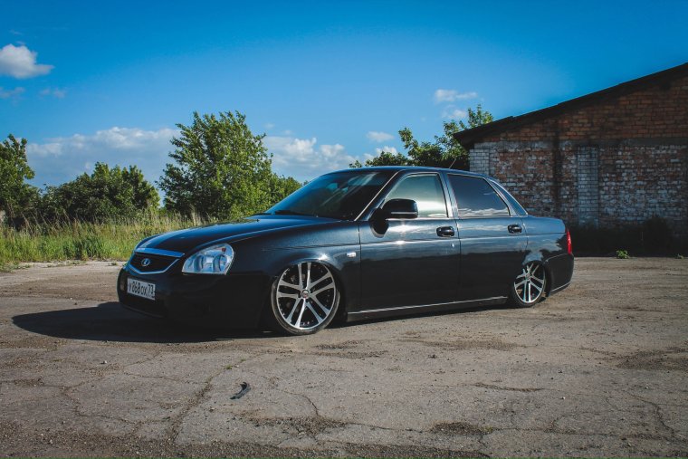 Черная Лада Гранта на дисках r17