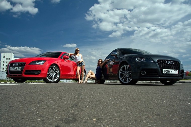 Рядом с машиной