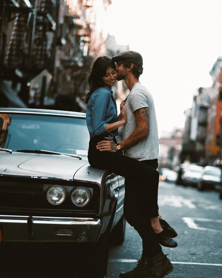 Фотосессия влюбленных в машине