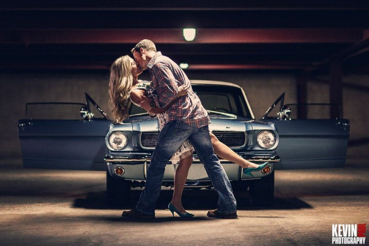 Пара на фоне машины