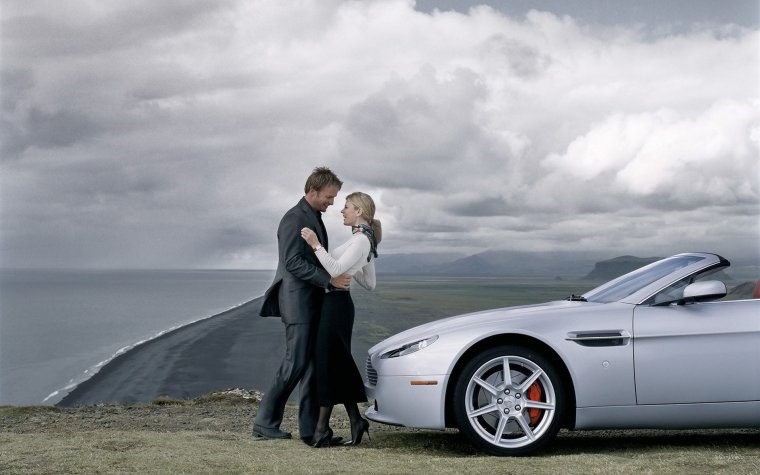 Человек рядом с машиной