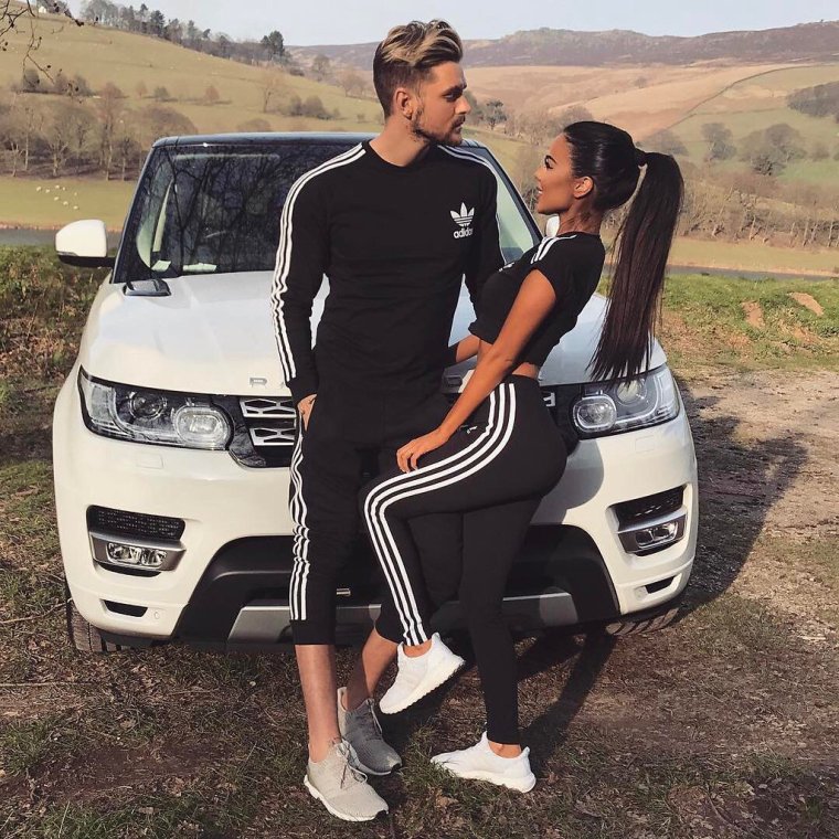 Парень с девушкой около машины